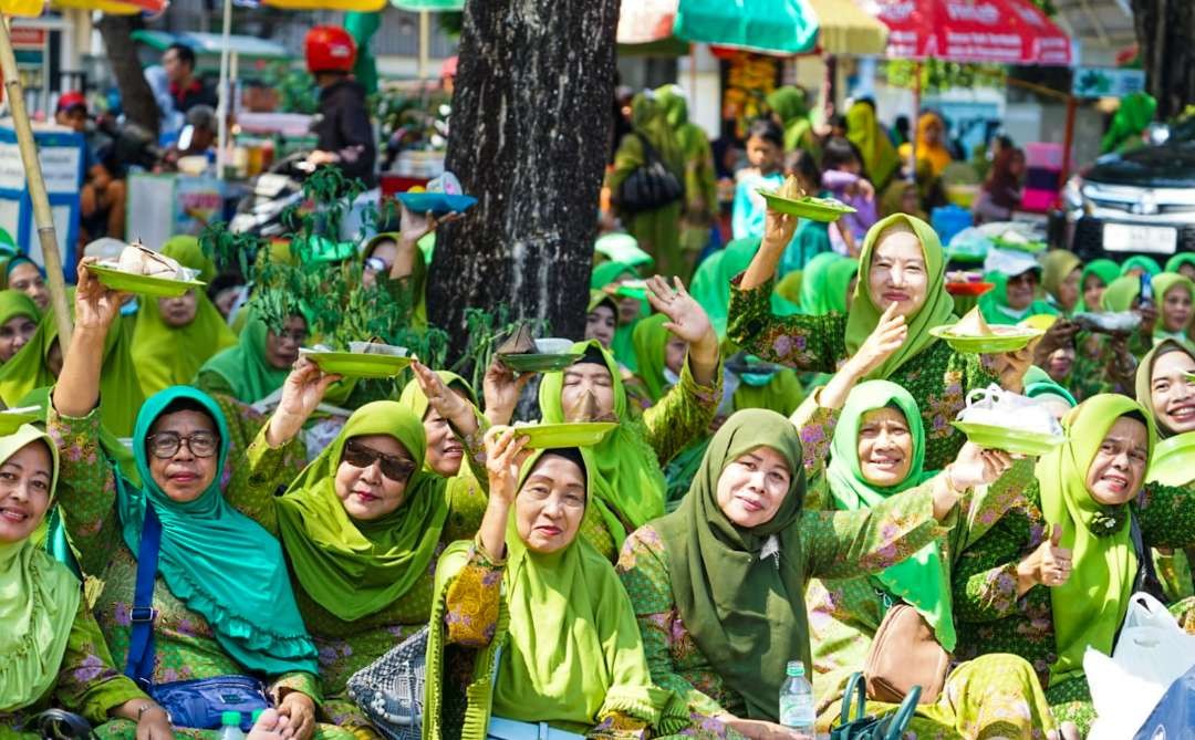 Ribuan Muslimat NU di Sidoarjo makan kupang lontong bersama (foto : Aini/Ngopibareng.id)