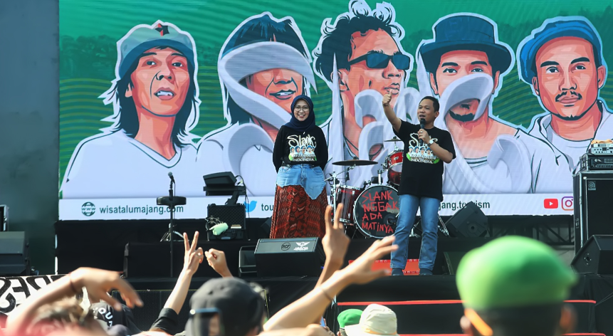 Bupati Lumajang Thoriqul Haq dan Wakil Bupati Indah Amperawati memenuhi salah satu janjinya, menghadirkan Slank ke Lumajang, Minggu 28 Mei 2023. (Foto: Kominfo Lumajang)