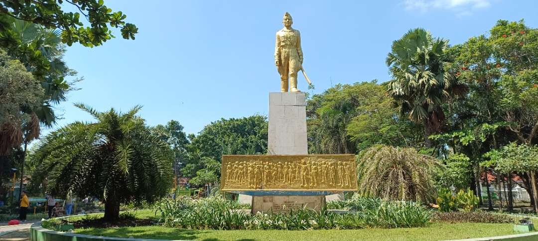 Wujudkan revitalisasi alun-alun, DLHKP Kota Kediri pangkas lebih dari 200 pohon. (Foto: Fendhy Lesmana/Ngopibareng.id)