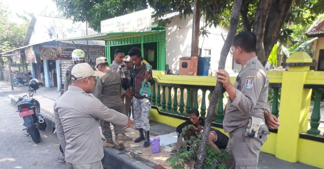 Petugas Satpol PP Kabupaten Tuban menertibkan anak punk (Foto: dok. Satpol PP Tuban)