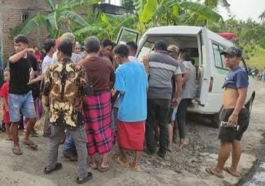 Mobil ambulans sedang mengevakuasi korban kecelakaan truk di Desa Duren, Kecamatan Gading, Kabupaten Probolinggo. (Foto: Polsek Gading)