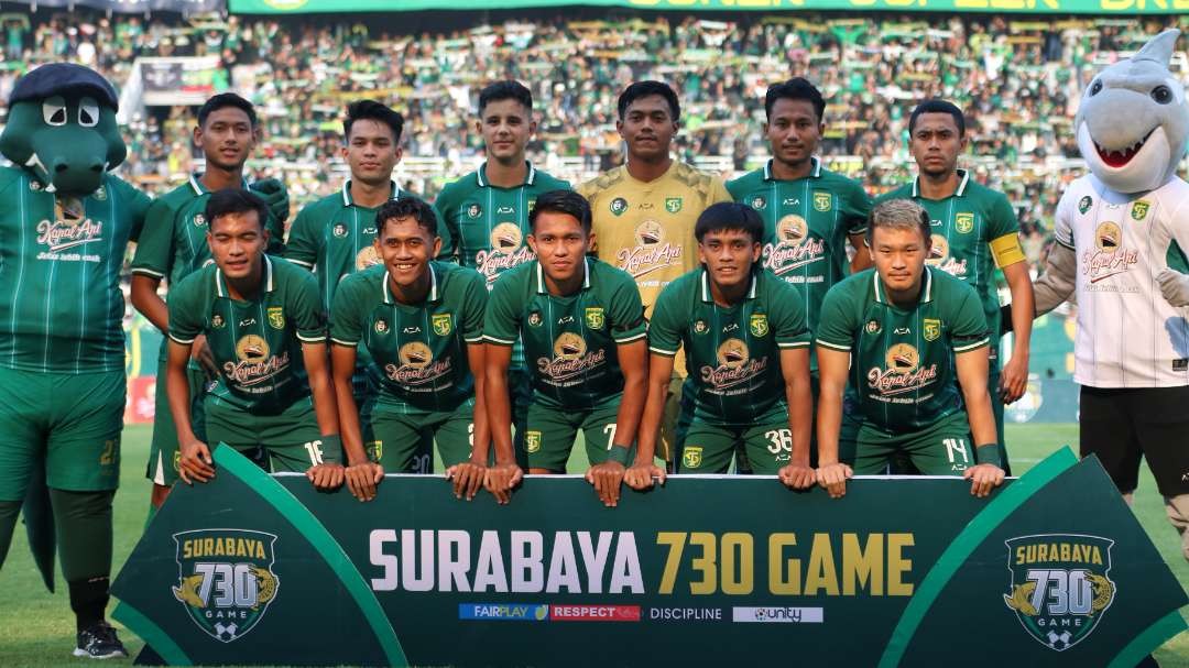 Pemain Persebaya menggunakan pita hitam pada laga melawan Bali United sebagai penghormatan terhadap Whisnu Sakti Buana yang meninggal dunia. (Foto: Fariz Yarbo/Ngopibareng.id)