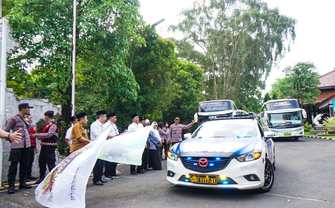 Pemberangkatan jemaah haji asal Sidoarjo oleh Bupati Gus Muhdlor, Senin 29 Mei 2023. (Foto: Aini Arifin/Ngopibareng.id)