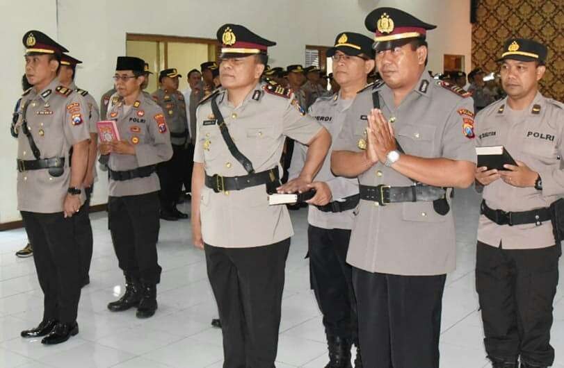 Pejabat baru Kasatreskrim Polres Bondowoso, Kapolsek Sempol, dan Kapolsek Sukosari dilantik Kapolres AKBP Bimo Ariyanto, Senin 29 Mei 2023 pagi.(Foto: Guido/Ngopibareng id)