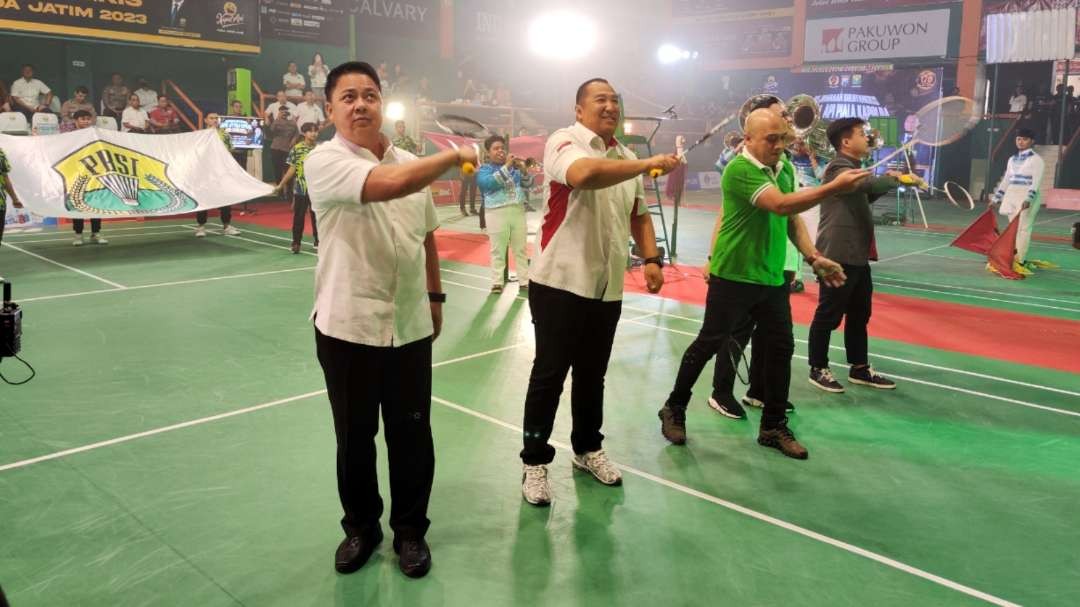 Direktur Ditreskrimsus Polda Jatim, Kombes Pol Farman (kiri) bersama Ketua PBSI Jatim Tony Wahyudi saat membuka gelaran Piala Kapolda Jatim 2023 di GOR Sudirman, Surabaya, Senin 29 Mei 2023. (Foto: Fariz Yarbo/Ngoibareng.id)