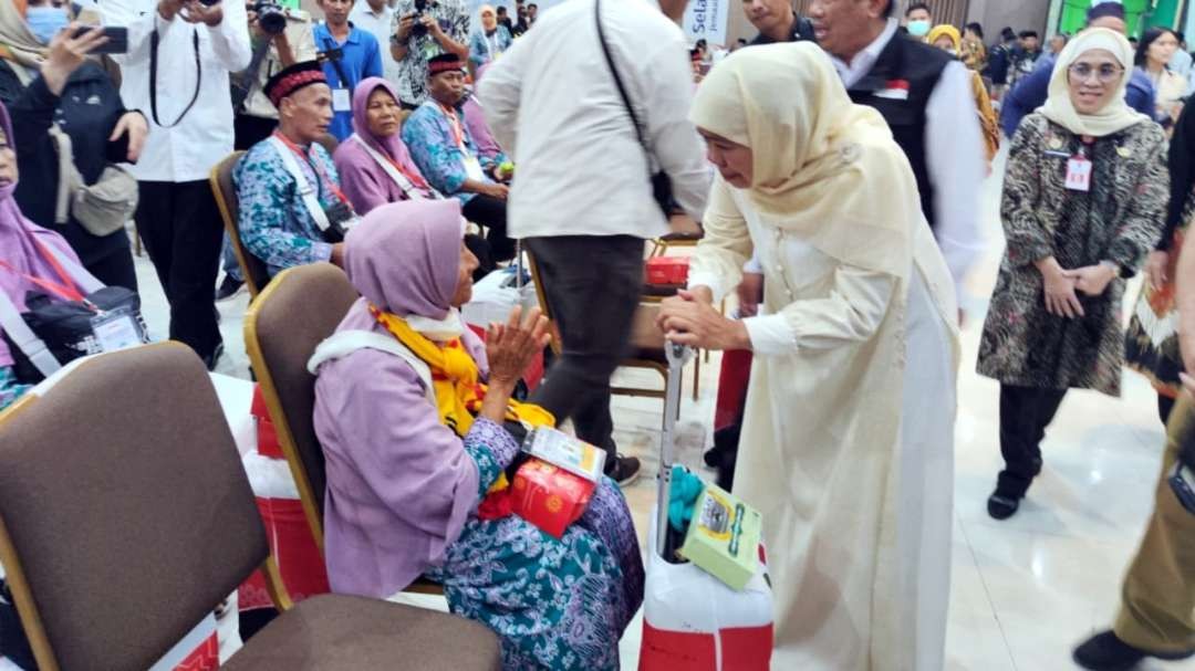 Gubernur Jatim, Khofifah Indar Parawansa saat menyapa calon jemaah haji lansia di Asrama Haji, Sukolilo, Surabaya, Senin 29 Mei 2023. (Foto: Fariz Yarbo/Ngopibareng.id)