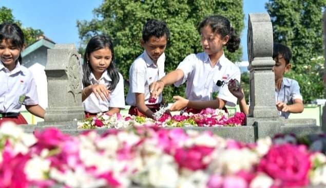 Napak tilas nilai luhur Ki Hajar Dewantara di Taman Makam Wijaya Brata, Yogyakarta. (Foto: Kemendikbudristek)