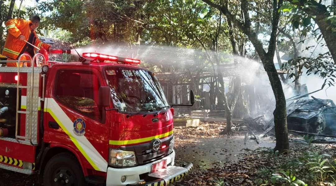 Petugas Pemadam Kebakaran berupaya memadamkan api yang melalap mobil. (Foto: Istimewa)