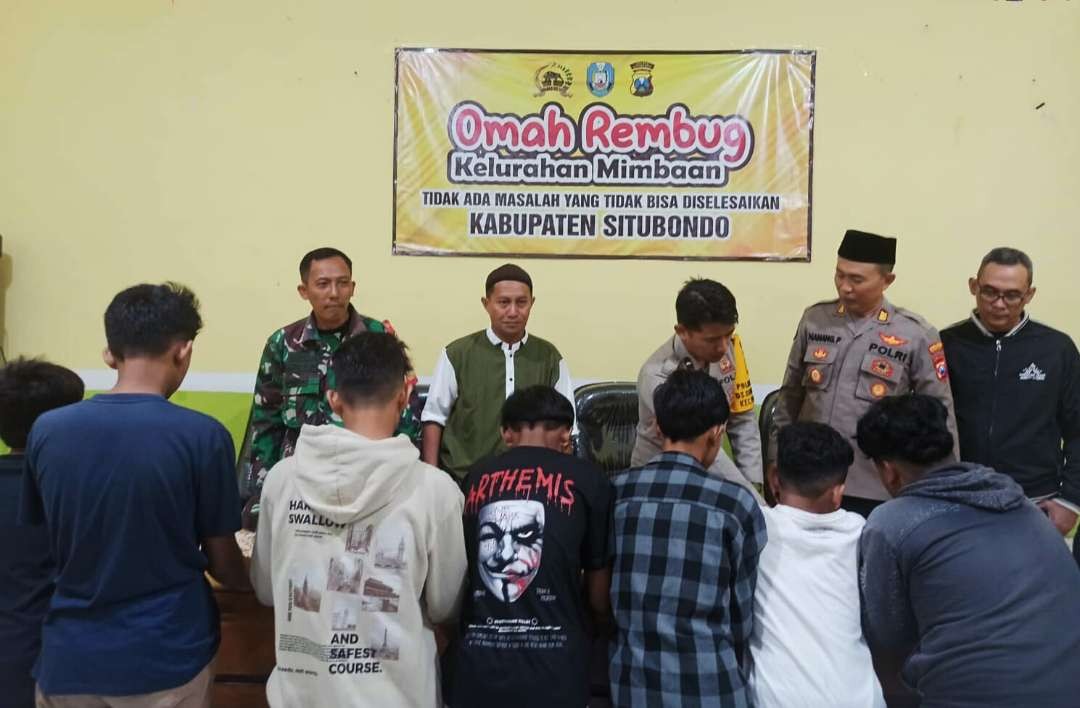 Delapan pelajar SMP di Situbondo tertangkap mencuri buah milik pedagang membuat pernyataan di hadapan Polisi RW Polsek Panji, Babinsa Koramil, dan perangkat Kelurahan Mimbaan Kecamatan Panji di omah rembug.(foto: humas polres Situbondo)