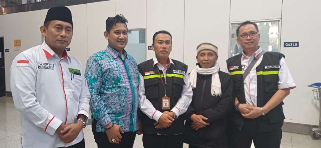 Bayu Prasetyo (dua dari kiri) bersama unsur pimpinan daker bandara. (Foto: Istimewa)