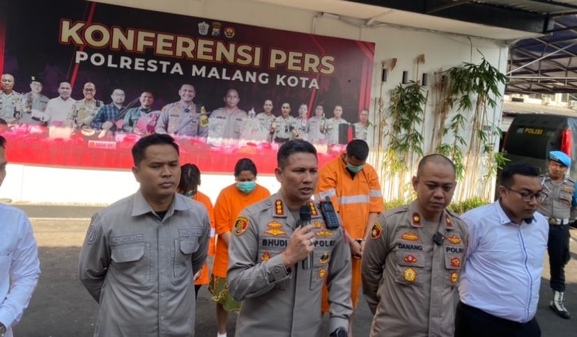 Kapolresta Malang Kota, Kombes Pol Bhudi Hermanto (tengah) saat berada di Mapolresta Malang Kota (Foto: Lalu Theo/Ngopibareng.id)