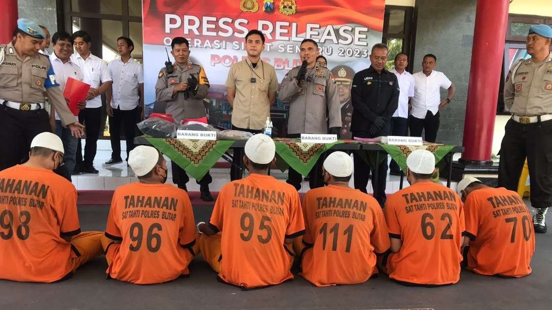 Tujuh orang warga ditangkap karena nekat menghajar seorang pria diduga maling di Kelurahan Bence, Blitar. Ironisnya, dua tersangka masih di bawah umur. (Foto: Choirul Anam/Ngopibareng.id)