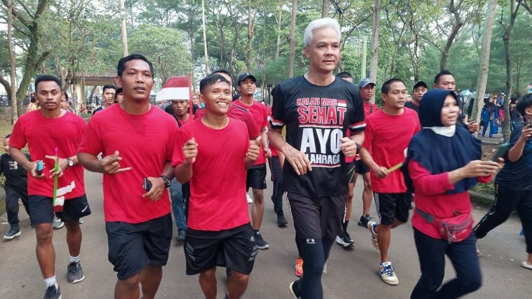 Gubernur Jawa Tengah, Ganjar Pranowo jogging di car free day (CFD) Alun-alun Serang, Minggu 28 Mei 2023. (Foto: Istimewa)