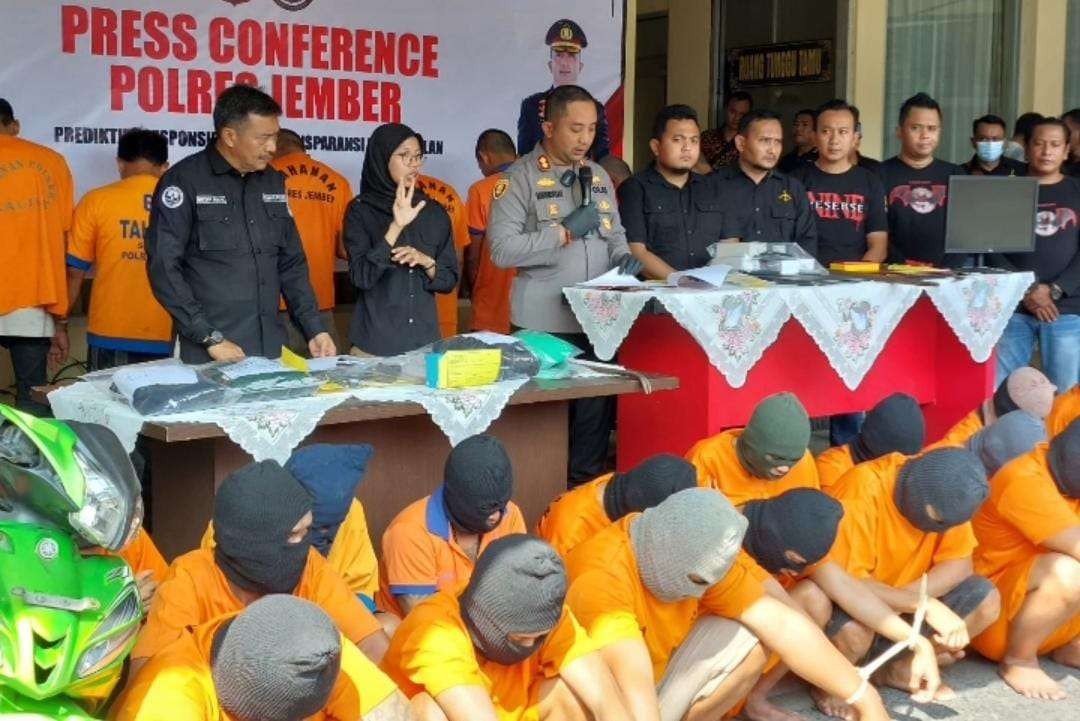 Sebagian tersangka dihadirkan saat konferensi pers hasil operasi pekat semeru di Polres Jember, Jawa Timur. (Foto: Rusdi/Ngopibareng.id)