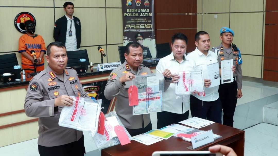 Kapolda Jatim, Irjen Pol Toni Harmanto bersama pejabat Polda Jatim menunjukkan barang bukti pengungkapan penipuan trading yang dilakukan PMI di Mapolda Jatim, Surabaya, Selasa 30 Mei 2023. (Foto: Fariz Yarbo/Ngopibareng.id)