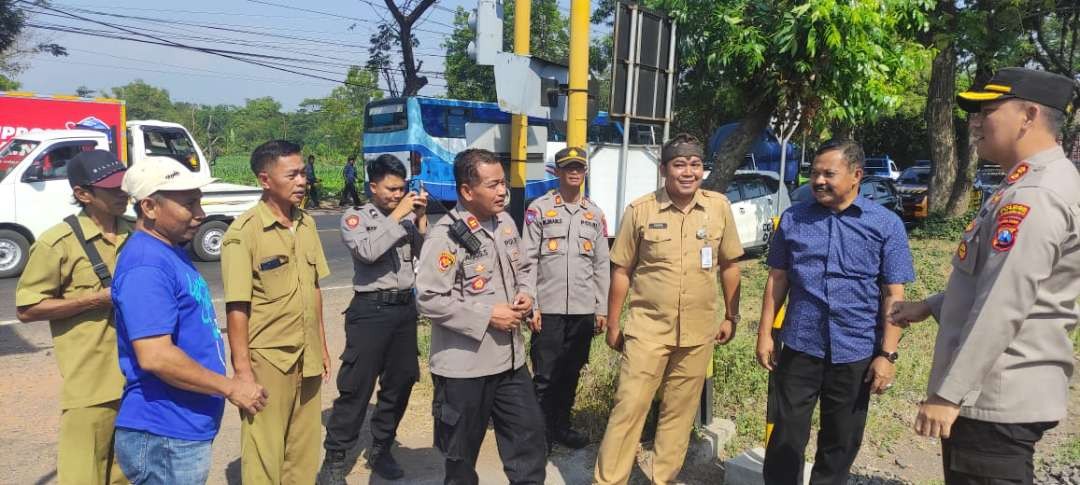 Kapolres Probolinggo Kota, AKBP Wadi Sa’bani meresmikan tiga palang pintu KA yang dibangun swadaya oleh warga di Desa Banjarsari, Kecamatan Sumberasih. (Foto: Ikhsan Mahmudi/Ngopibareng.id)