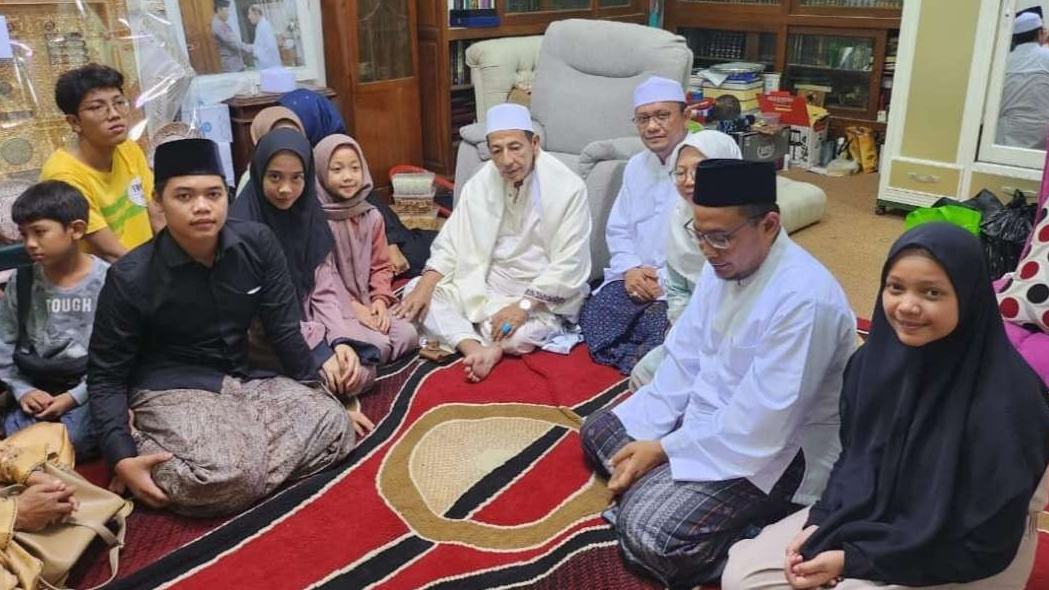 Habib Luthfi bin Yahya dan para tamunya. (Foto: dok/ngopibareng.id)