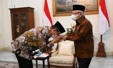 Ketua Dewan Pembina IPI Boy Rafli Amar  menciym tangan Wapres KH Ma'ruf Amin ( foto: Setwapres )