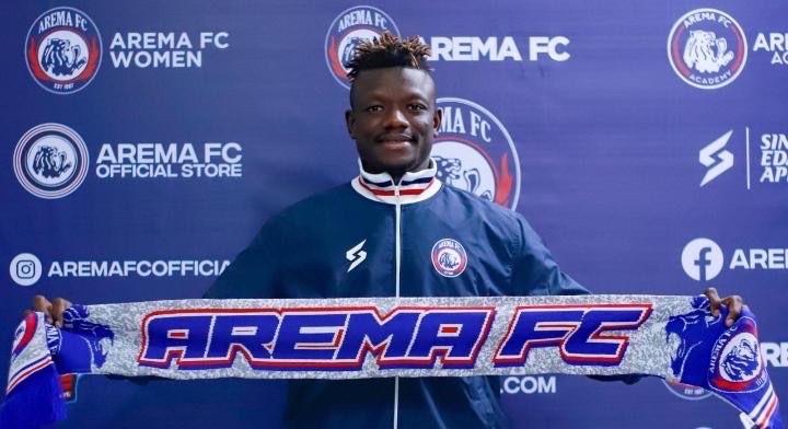 Stopper Asing Arema FC, Ichaka Diarra saat diperkenalkan oleh Singo Edan (Foto: Media Officer Arema FC)