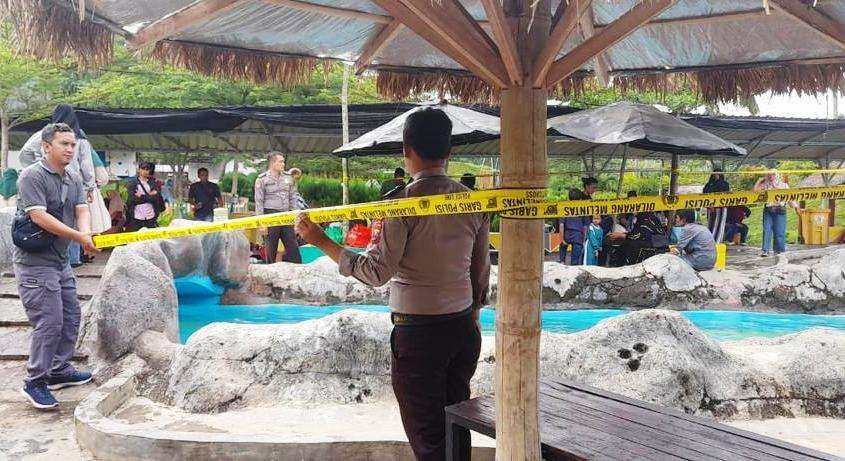 Petugas POlsek Glagah memasang garis Polisi di lokasi kejadian (foto: istimewa)