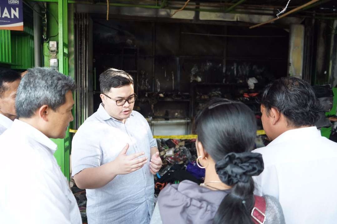 Bupati Kediri Hanindhito Himawan Pramana turun ke lokasi kebakaran. Pemkab akan beri bantuan modal bagi korban. (Foto: Istimewa)