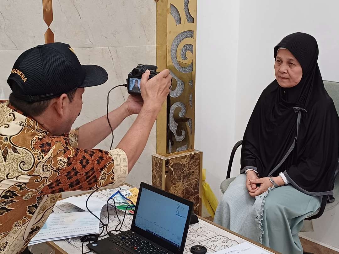 KJRI melakukan pemotretan kepada Ibu Dedeh untuk pembuatan paspor baru. (Foto: Istimewa)