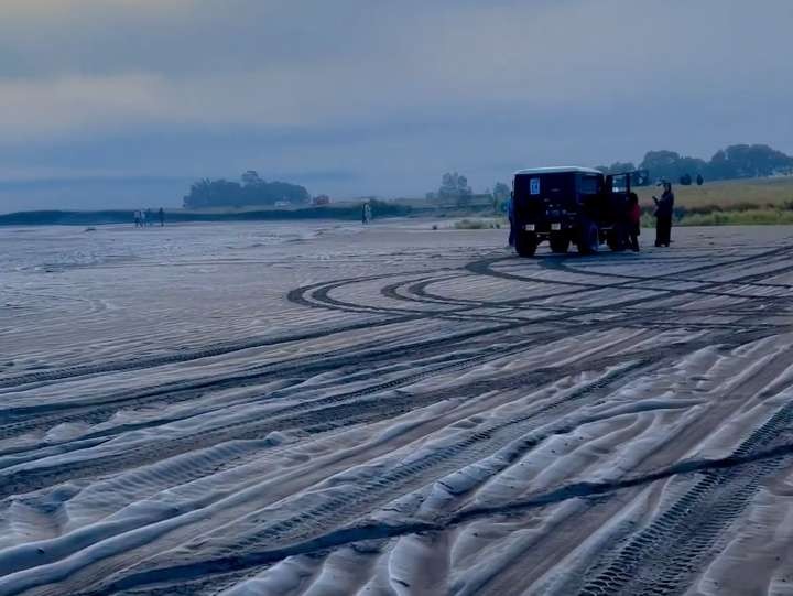 Embun beku terlihat putih melapisi permukaan Laut Pasir (Kaldera) Gunung Bromo. (Foto: Ikhsan Mahmudi/Ngopibareng.id)