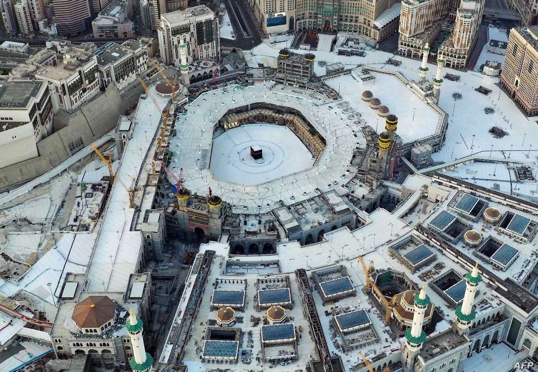 Ibadah haji dan umrah di Makkah. Para jemaah mengelilingi Kakbah di Masjidil Haram, Mekkah, Arab Saudi, saat menunaikan ibadah haji, 10 Juli 2022. (Foto: dok/ngopibareng.id)