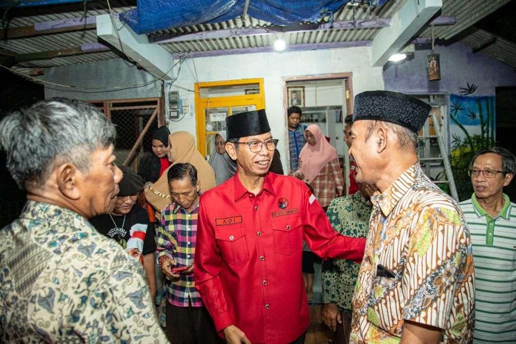 Ketua DPRD Surabaya Adi Sutarwijono Ketika bercengkrama dengan warga kampung Surabaya. (Foto: Dok Pribadi Ketua DPRD Surabaya)