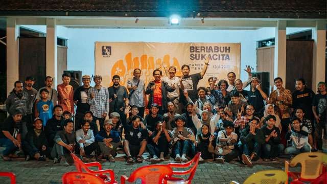 Foto bersama usai pembukaan pameran enam perupa Pasuruan; Berlabuh Sukacita. Ikonitas Karya pada Pameran Enam Perupa Pasuruan. (Foto:Ngopibareng.Id/YP)