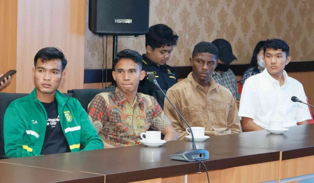 Marselino dan kawan-kawan Timnas yang dapat beasiswa kuliah di Unesa. (Foto: Dok Unesa)