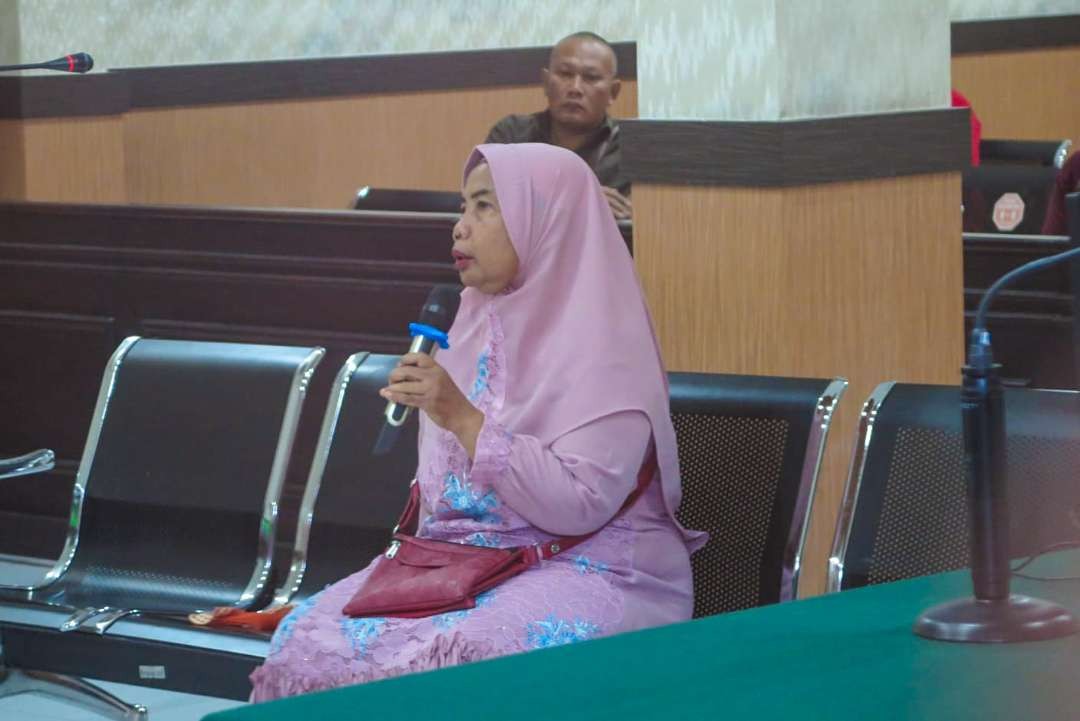 Terdakwa Masriah menjalani sidang teror air kencing dan tinja ke rumah tetangga, Rabu 31 Mei 2023. (Foto: Aini Arifin/Ngopibareng.id)