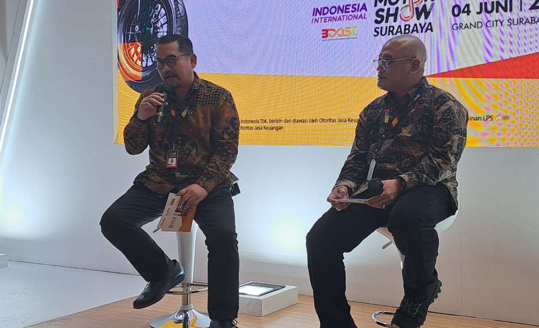 Dian Ari Prabowo, Area Manager Surabaya PT Bank Danamon Indonesia Tbk bersama Agus Hartanto, Kepala Wilayah Jawa Timur, PT Adira Dinamika Multi Finance, Tbk dalam acara IIMM Surabaya. (Foto: Pita Sari/Ngopibareng.id)