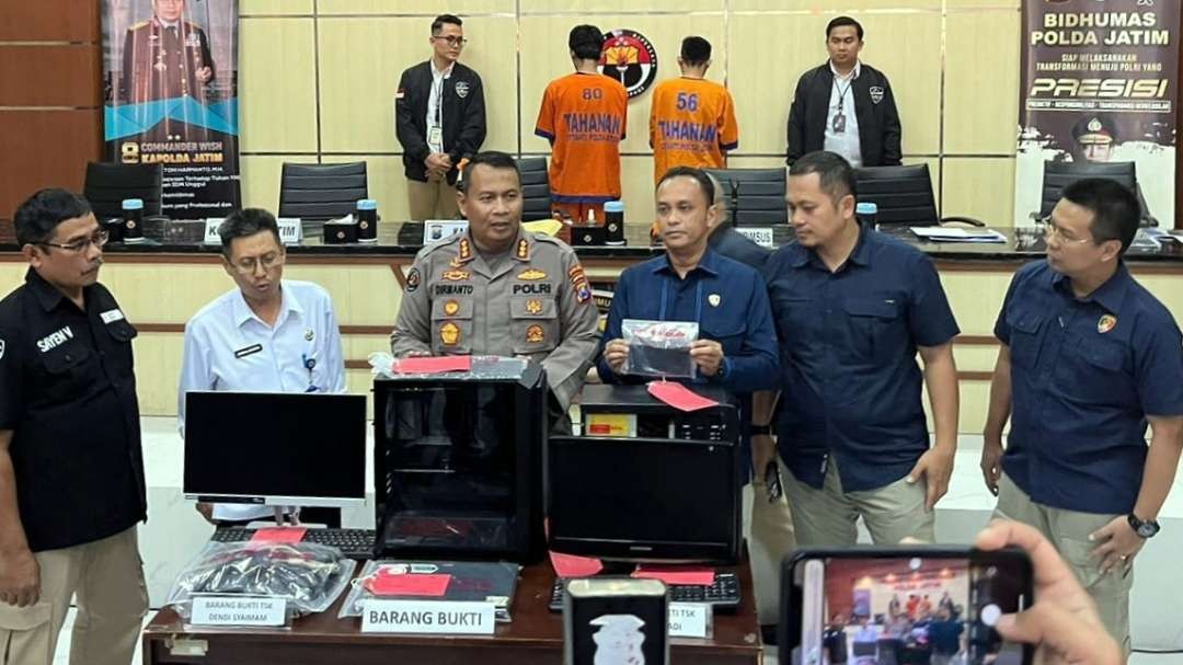 Kabid Humas Polda Jatim, Kombes Pol Dirmanto bersama jajaran Ditreskrimsus Polda Jatim menunjukkan bukti hasil penangkapan dua tersangka peretas website Pemprov Jatim dan ITS di Mapolda Jatim, Surabaya, Rabu 31 Mei 2023. (Foto: Fariz Yarbo/Ngopibareng.id)