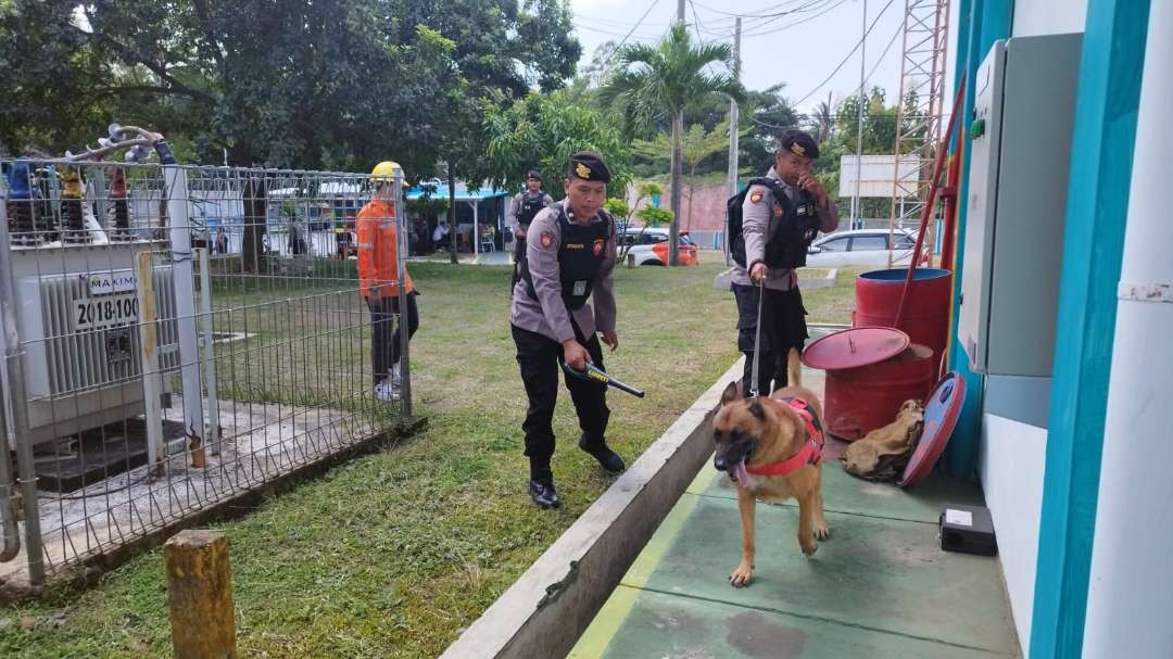 Petugas dari Polresta Banyuwangi melakukan penyisiran dan sterilisasi di sekitar Gardu Induk PLN Banyuwangi (Foto: Muh Hujaini/Ngopibareng.id)