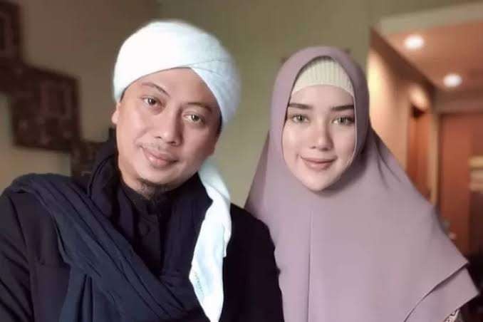 Rumah tangga Opick dan Beby Silvana masih terganjal pembagian harta gono-gini dengan mantan istri pertamanya, Dian Rositaningrum. (Foto: Instagram)