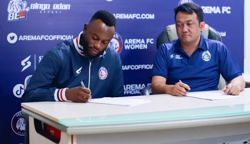 Pemain Asing Arema FC, Charles Lokolingoy (kiri) dan Manajer Tim Arema FC, Wiebie Dwi Andriyas (kanan) saat proses penandatanganan kontrak (Foto: Twitter/@AremafcOfficial)