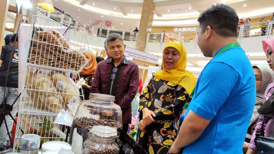 Gubernur Jatim, Khofifah Indar Parawansa (tengah) saat meninjau stand dalam acara Kampoeng Kreasi di Royal Plaza, Surabaya, Kamis 1 Juni 2023. (Foto: Fariz Yarbo/Ngopibareng.id)