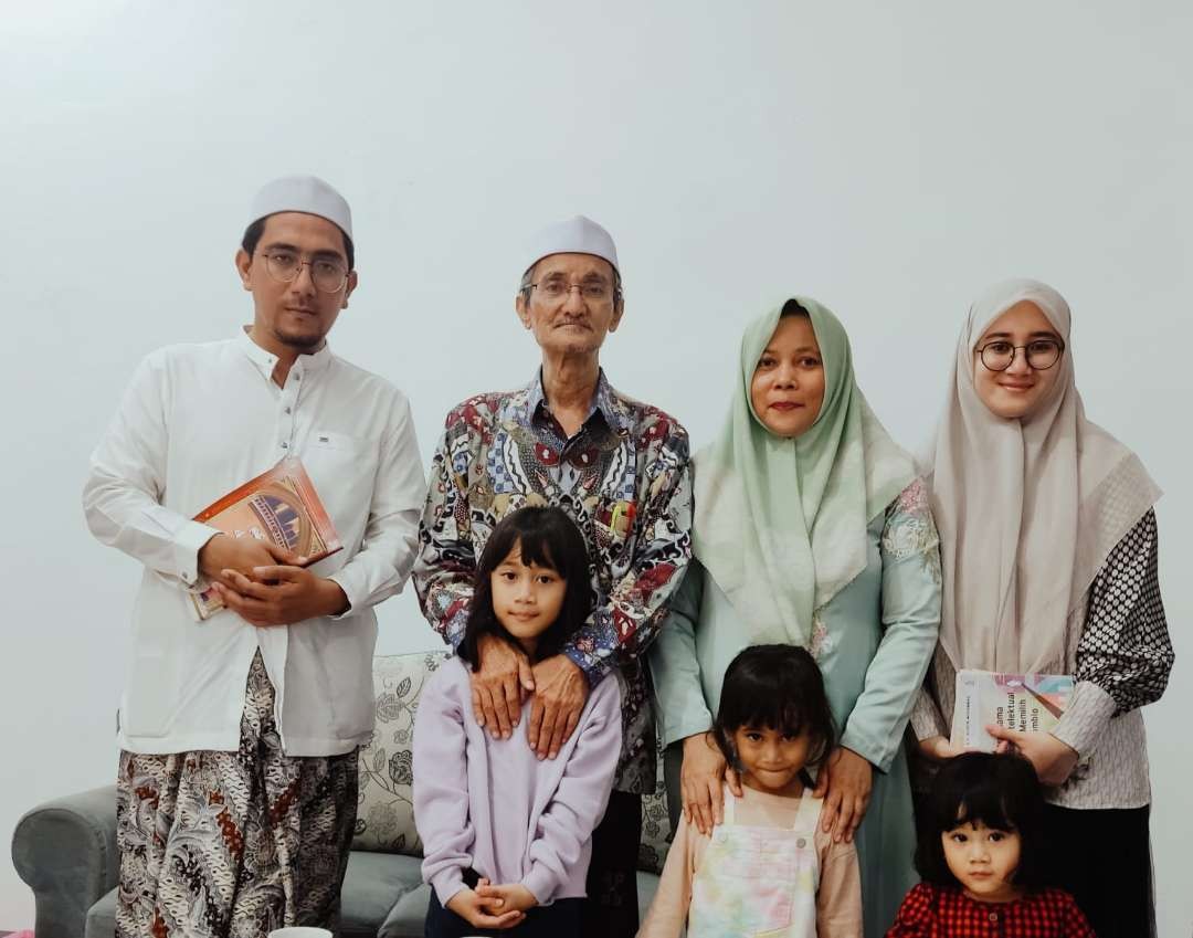 KH Husein Muhammad bersama Ning Nabila bin Muhammad bin Abdullah Faqih dan Idror bin Maimoen Zubair Sarang, Rembang. (Foto: dok/ngopibareng.id)