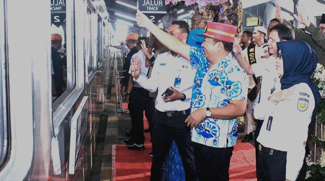 Bupati Jember Hendy Siswanto didampingi Direktur Niaga KAI dan Vice President PT KAI Daop 9 Jember melepas penumpang Kereta Api Pendalungan (Foto: Dok PT KAI Daop 9 Jember)