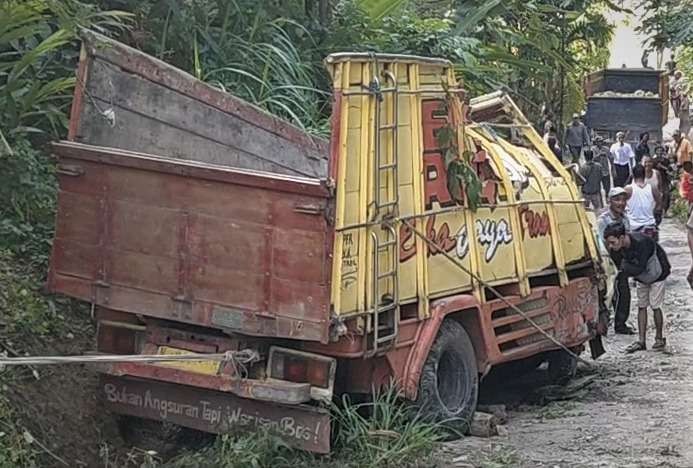 Truk bak terbuka pengangkut 25 orang yang terlibat kecelakaan di Desa Duren, Kecamatan Gading, Kabupaten Probolinggo. (Foto: Ikhsan Mahmudi/Ngopibareng.id)