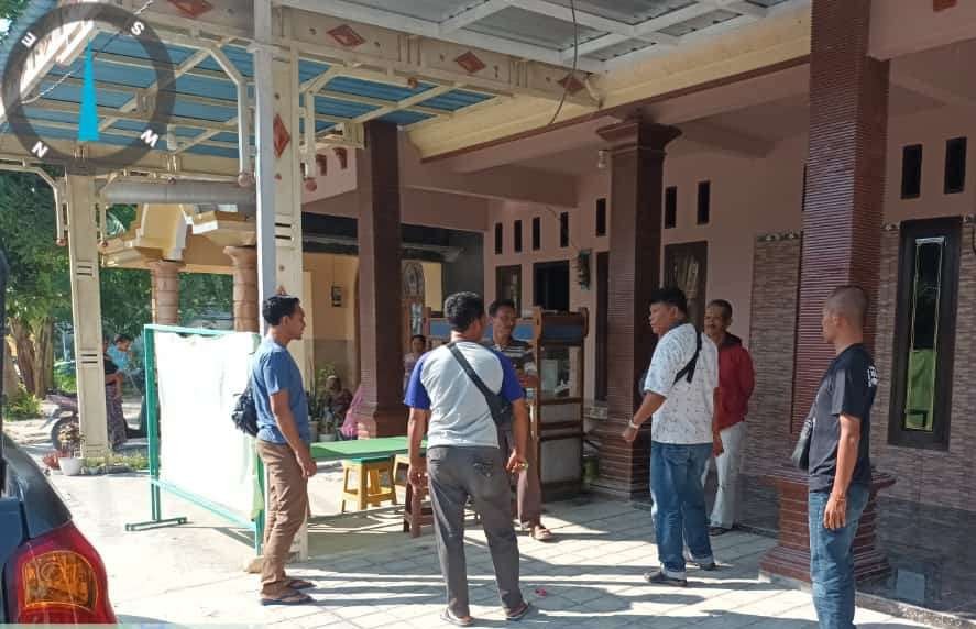 Anggota Polsek Kembangbahu sedang olah tempat kejadian perkara (TKP) di rumah korban pada kejadian kedua sebulan ini.(Foto: Istimewa)