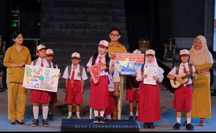 Rayyan Al Mathor, salah satu pemeran operet foto bersama peserta yang lain. Rayyan merupakan bintang cilik berbakat yang masih duduk di kelas V Upper A SD Tumbuh 4 Bantul Yogyakarta. (Foto: BKHM)