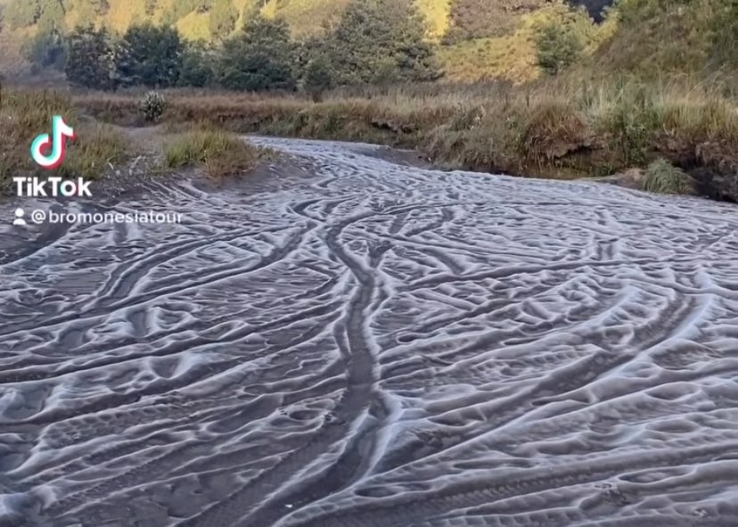 Fenomena Embun Upas atau Frost di Lautan Pasir Gunung Bromo (Foto: Instagram/@Bromonesia)