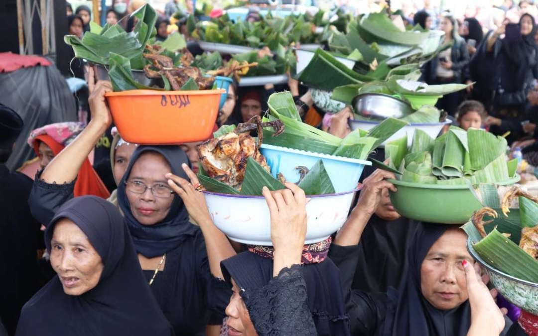 Warga Suku Osing di Dusun Rejopuro, Desa Kampunganyar, Kecamatan Glagah, Banyuwangi menggelar tradisi ithuk-ithukan (Foto: Humas Pemkab Banyuwangi)