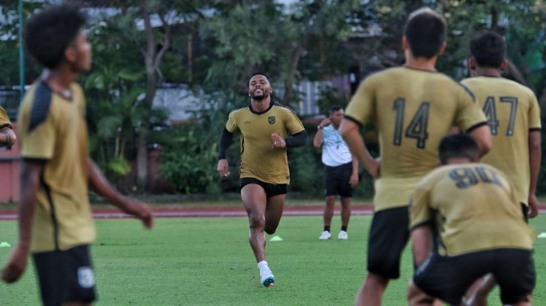 Pemain Persebaya, Paulo Victor saat menjalani latihan tim di Lapangan Thor, Surabaya. (Foto: Fariz Yarbo/Ngopibareng.id)