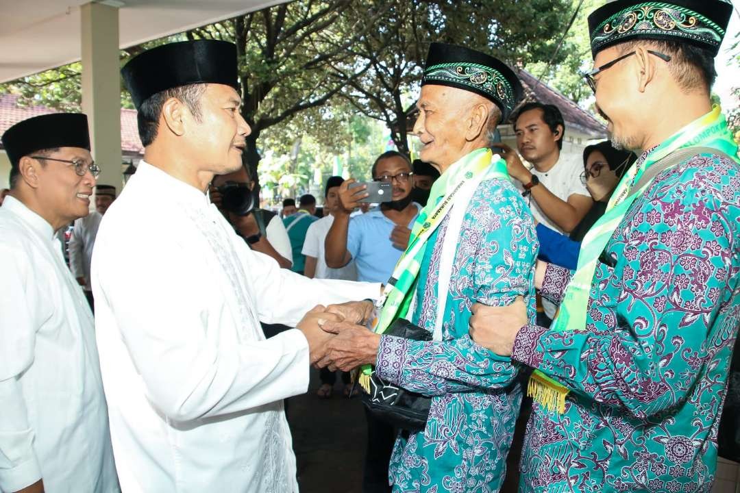 Bupati Lamongan Yuhronur Efendi menyalami CJH sebelum diberangkatkan (Foto:Imron Rosidi/Ngopibareng.id)