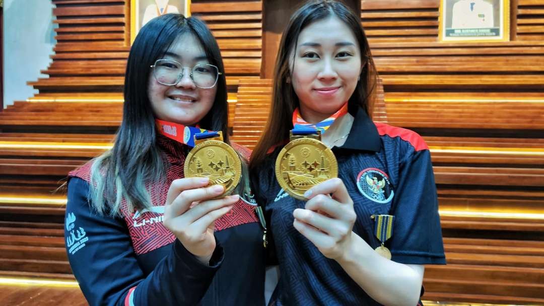 Pemain Mobile Legend Wanita Indonesia, Cindy Laurent Siswanto (kiri) dan Michelle Denise Siswanto (kanan) usai menerima apresiasi lencana Jer Basuki Mawa Beya di Gedung Negara Grahadi, Surabaya, Kamis 1 Juni 2023. (Foto: Fariz Yarbo/Ngopibareng.id)