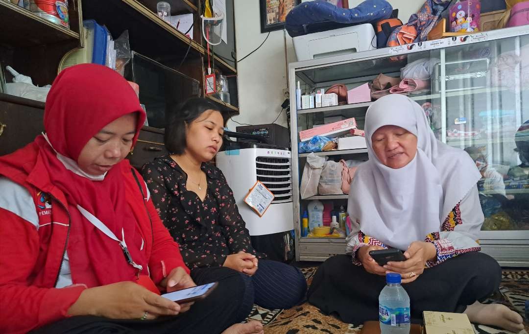 Reni Astuti, Wakil DPRD Kota Surabaya saat mengunjungi keluarga Asiasi, pasien RS Soewandhie yang meninggal saat menunggu ruang ICU. (Foto: Pita Sari/Ngopibareng.id)