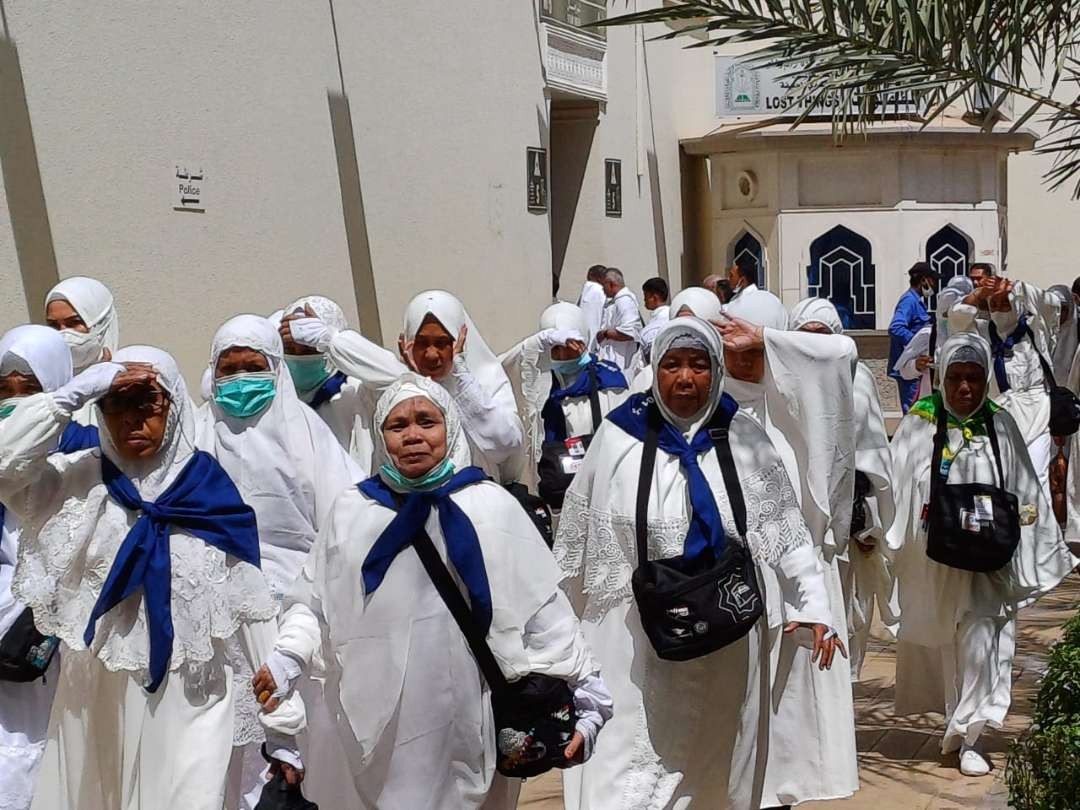 Jemaah haji Indonesia melakukan niat umrah wajib di Bir Ali, Madinah.